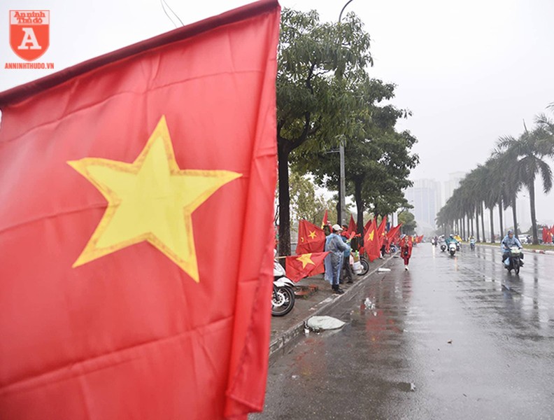Hà Nội rộn ràng trong mưa lạnh trước trận chung kết U23 Châu Á